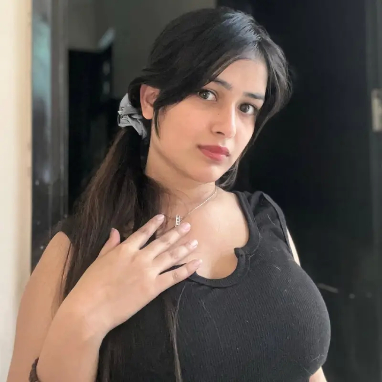 Khushi Maheshwari Family, Age, Boyfriend