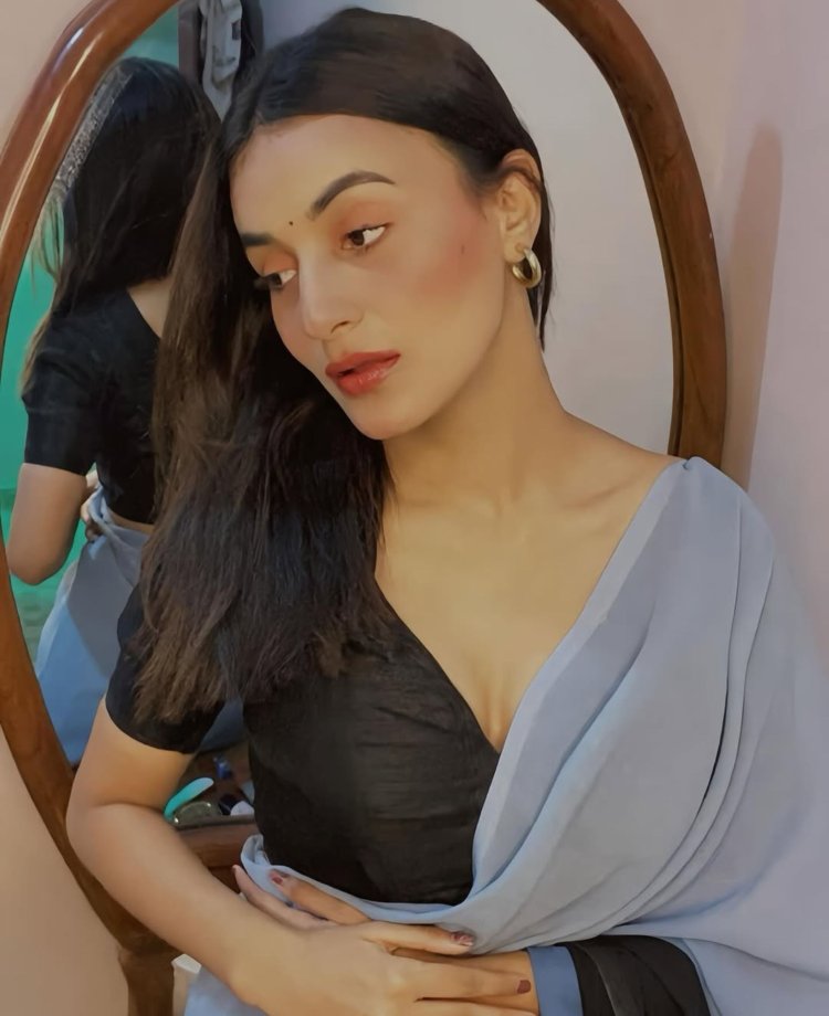 Shweta Pundir wearing a light saree