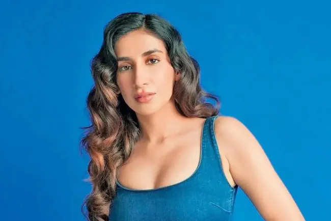 Parul Gulati Biography (Actress & Entrepreneur) Height, Age, Boyfriend, Family, Biography & More