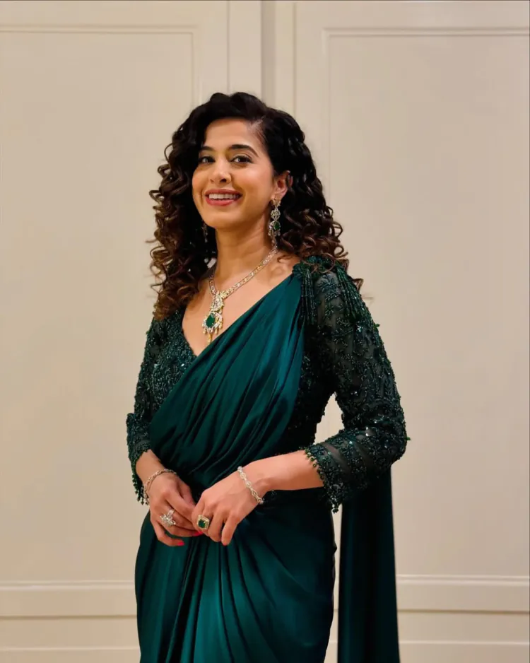 Kamiya Jani give a side look wearing a nice green colour saree