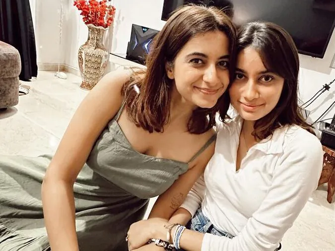 Kanupriya Gupta With Sister
