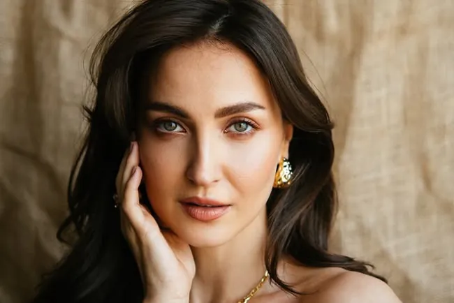 Elli Avram Biography: Wiki, Age, Boyfriend, Movies, Family, Career & More.