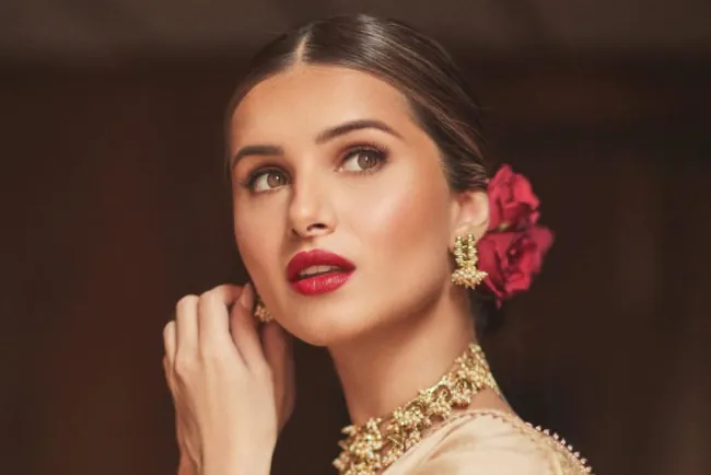 Tara Sutaria Biography: Wiki, Age, Height, Boyfriend, Family & Movie