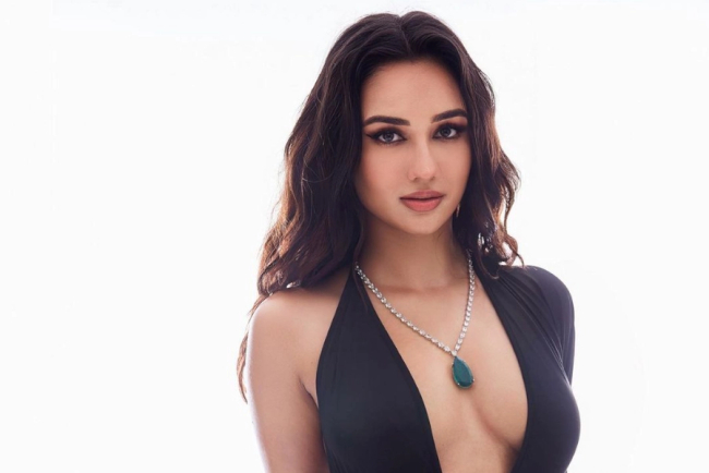 Akanksha Sharma Biography: Wiki, Age, Boyfriend, Family, Movies, Songs