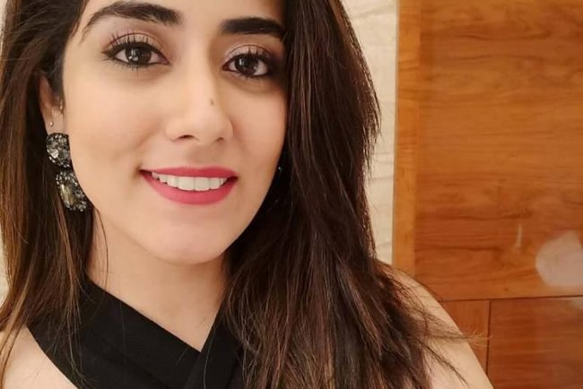 Jonita Gandhi Biography: Wiki, Instagram, Family, Height, Songs & More