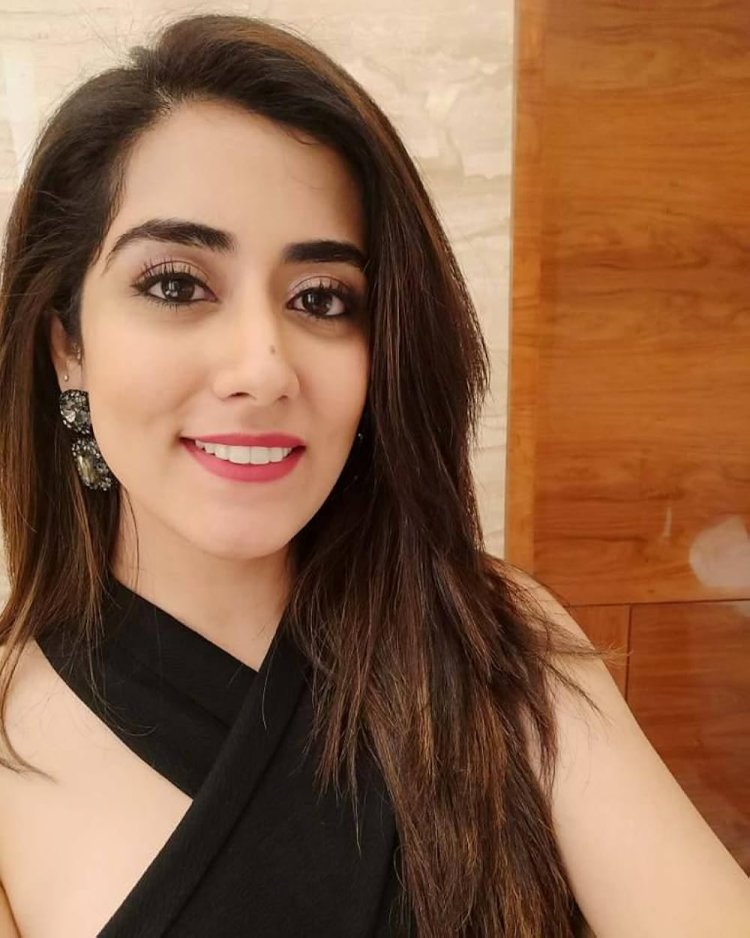 Jonita Gandhi Biography: Wiki, Instagram, Family, Height, Songs & More