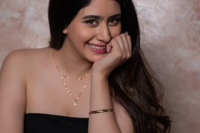 Hira Warina (Warina Hussain) Biography: Wiki, Age, Height, Boyfriend, Family, Movies, Songs