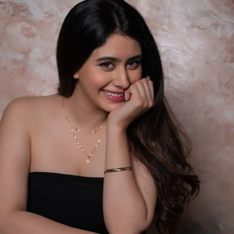 Hira Warina (Warina Hussain) Biography: Wiki, Age, Height, Boyfriend, Family, Movies, Songs