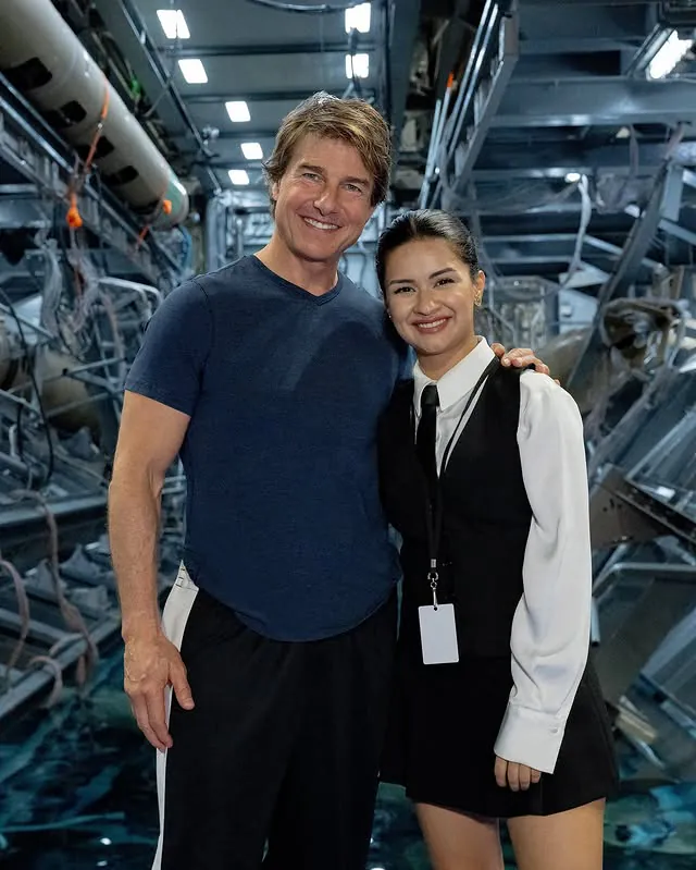 Avneet Kaur WIth Tom Cruise