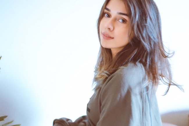 Eisha Singh Biography: Wiki, Age, Height, Boyfriend, Family, Movies, Web Series & More.