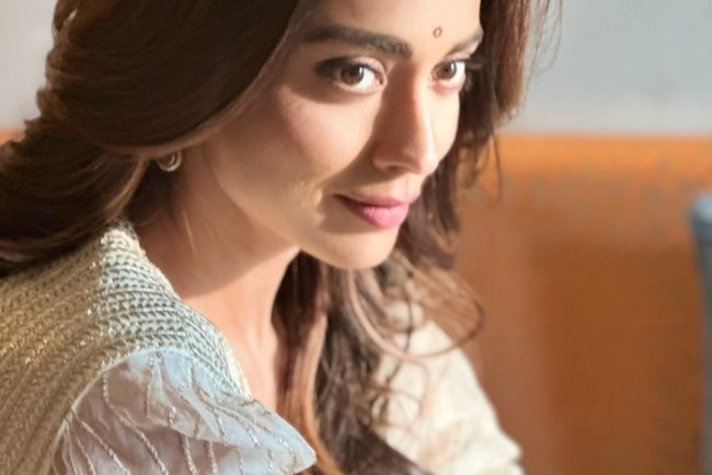 Shriya Saran Biography: Wiki, Age, Height, Husband, Family, Movies & More.