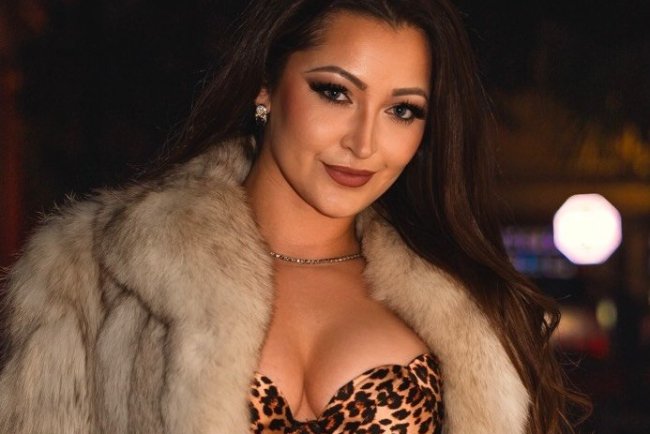 Dani Daniels Biography: Wiki, Age, Height, Husband, Family, Movies & More.