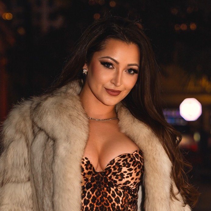 Dani Daniels Biography: Wiki, Age, Height, Husband, Family, Movies & More.