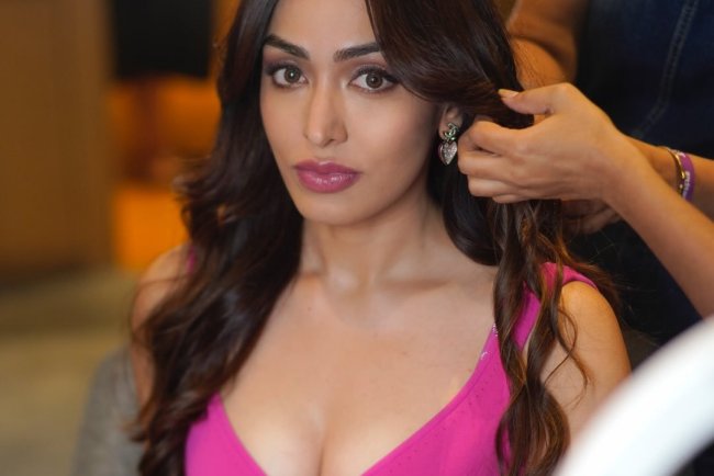 Khushalii Kumar Biography: Wiki, Age, Height, Boyfriend, Family, Movies, Career & More.