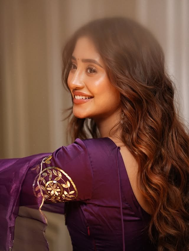  Shivangi Joshi