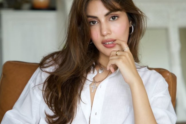 Rhea Chakraborty Biography: Wiki, Age, Height, Boyfriend, Family, Movies & More.