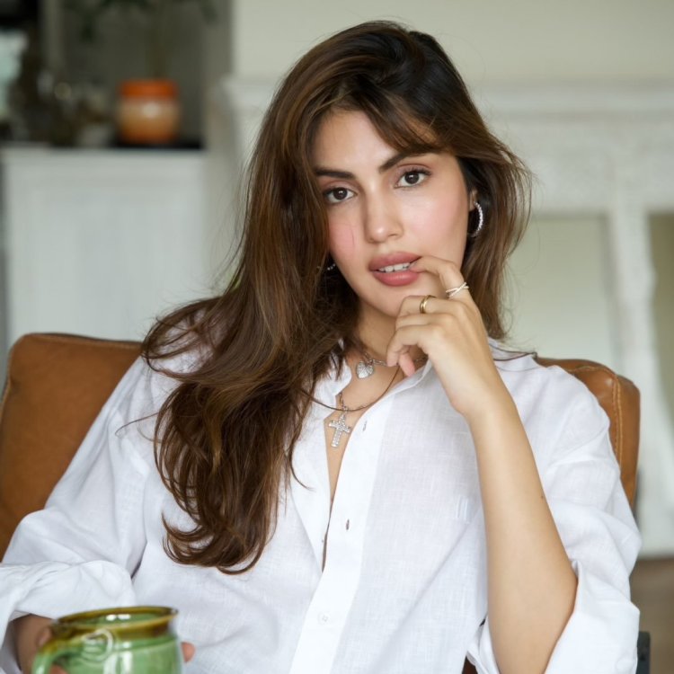 Rhea Chakraborty Biography: Wiki, Age, Height, Boyfriend, Family, Movies & More.