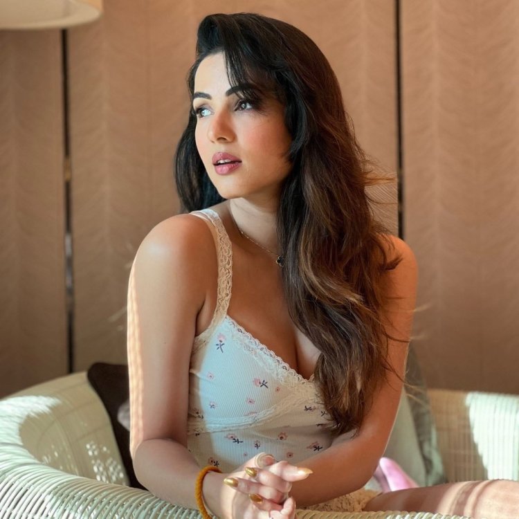 Sonal Chauhan Biography: Wiki, Age, Height, Boyfriend, Family, Movies, Songs & More.