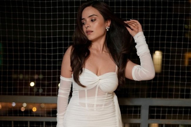 Simran Dhanwani Biography: Real Name, Wiki, Age, Height, Boyfriend, Family, Web Series and Movies